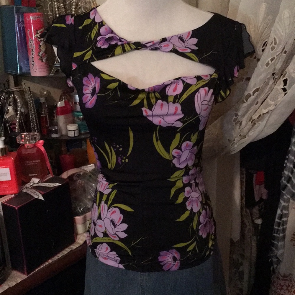 BEAUTIFUL OPEN TOP FLORAL TOP SZ MEDIUM 💐